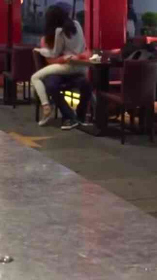 鬧市區驚現大學生SOD表演!女上男下互相磨蹭 網友酸:春天到了