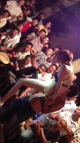 The atmosphere of the party is too high! Invite hot girls to perform