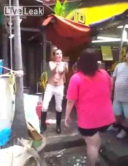 外國妹就是強大上空逛街坦然自如!