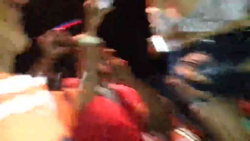 夜店辣妹真空小胸衣!濕身翹臀裂褲