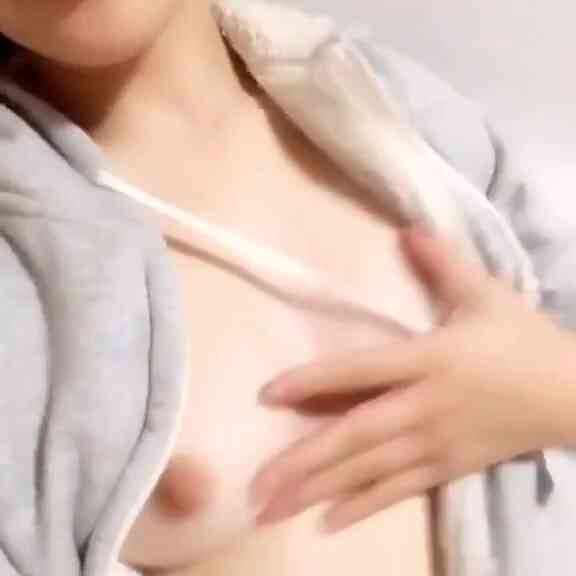 นมของสาวน้อยมันน่าบีบเหลือเกิน!