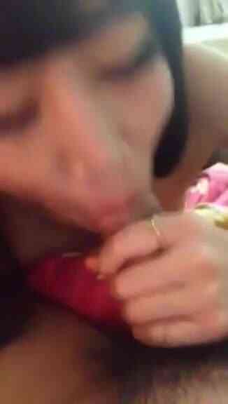 整根吃到底!大眼妹口技一流「深吸深吐」似乎還把豆漿也一起喝掉了