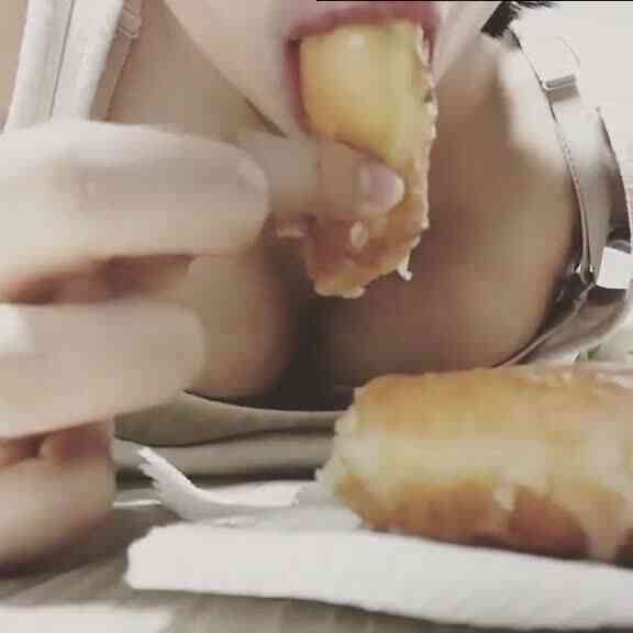 騷女吃甜甜圈吃相好煽情  靈活舌尖配上熟練吸吐動作：拿我的熱狗填飽妳