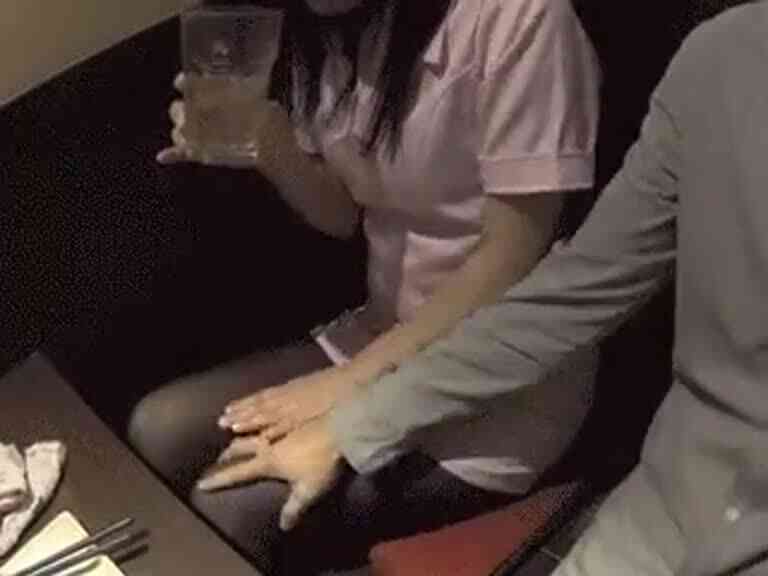 粉紅小護士被襲胸摸下體1