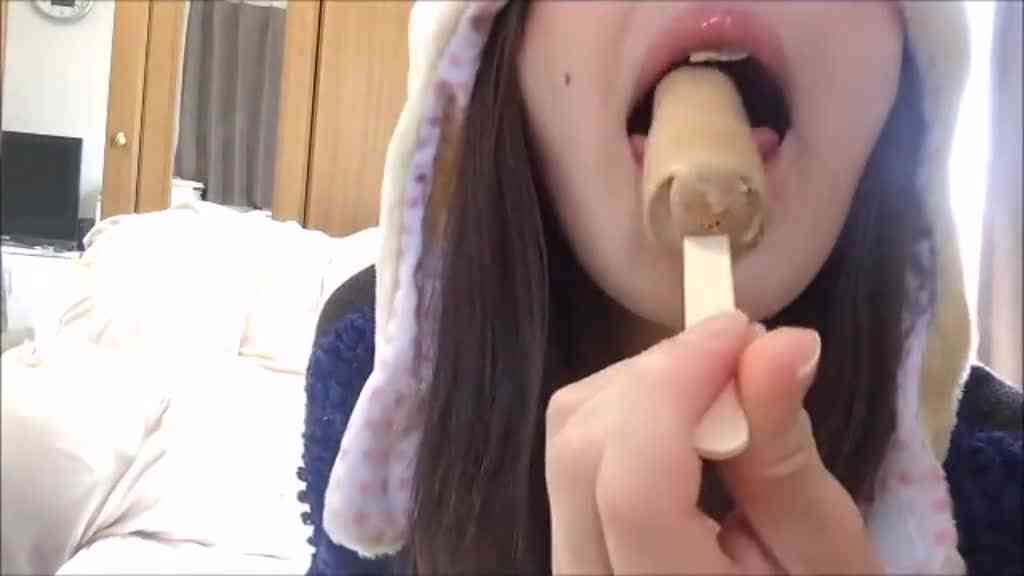 飢渴妹吃棍解渴「瘋狂吸吐舔」兩頰凹陷深吸模樣全都錄!網友:舌頭太犯規