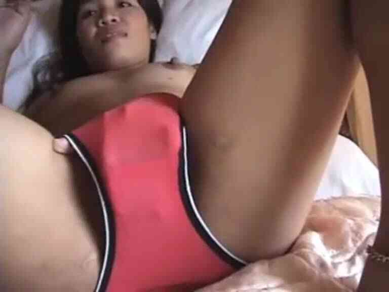 裸體女孩得到裸體,顯示菲律賓貓