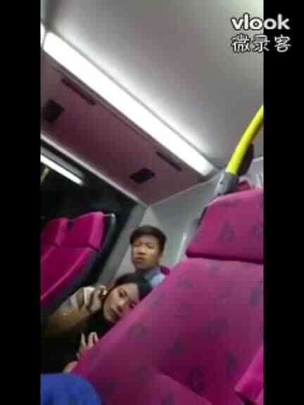 就這麼餓?還沒回到家就在公車上大啖肉棒~