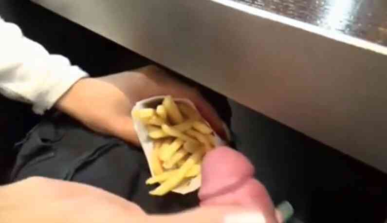 [歐美] 歐美神人吃薯條不沾番茄醬~竟然沾這個...看到都跪了!!