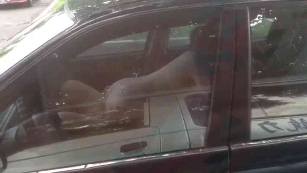 [獨家台片] 大白天路邊車震趣 被看光光魂然不知