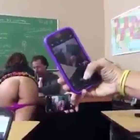 好開放的女同學!教授指導報告同時...她脫下小褲讓同學拍:渾圓美尻鏡頭前扭啊扭