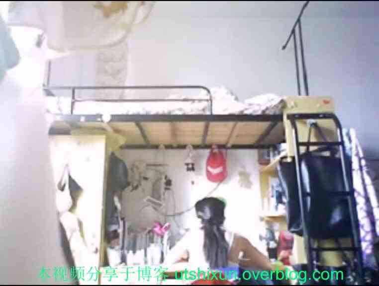 形狀渾圓飽滿!女大生電腦攝像頭沒關 美胸被看光光