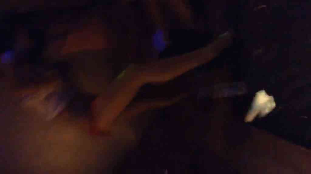 淫亂包廂！兩男一女在KTV唱歌熱舞啪啪啪！女子正歡愉享受服務生突敲門：秒軟