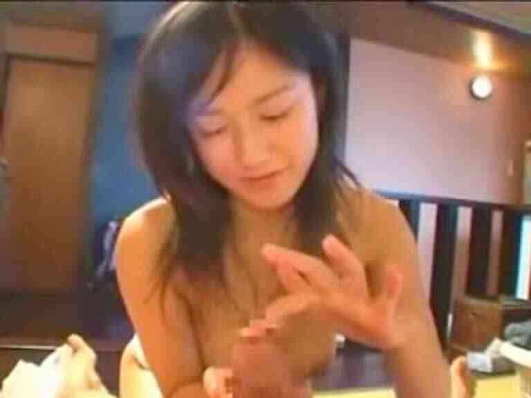 在全套按摩店打工的氣質大學生,男客人排隊要上她