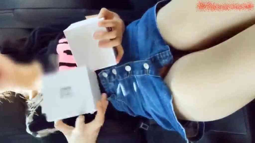 重鹹情侶!塗綠油精在女友的逼逼上把她刺激到發抖...塞入震動器逛商店