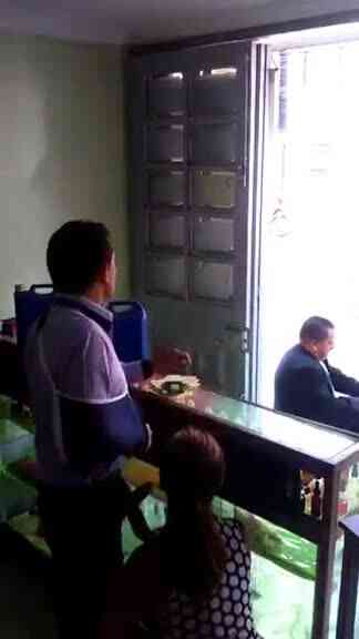 手斷了也要認真顧店   ㄟ等等妳怎麼跪下來了?