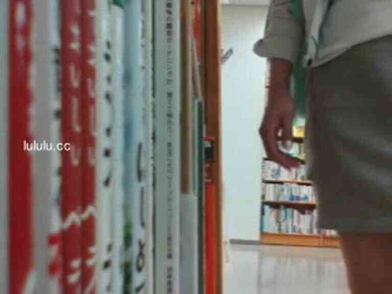 在人多的書店中,色妹偷偷的露出摳逼(一)