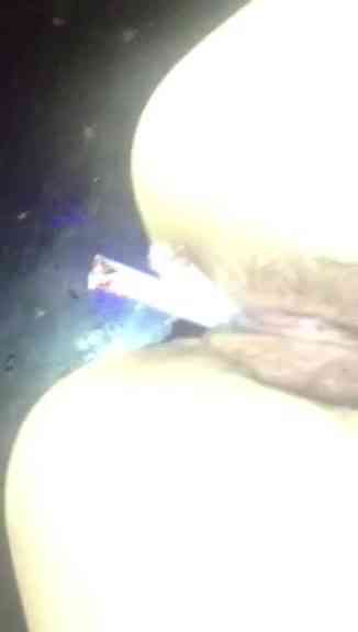 小妞真是身懷絕技，還能用騷逼抽煙～