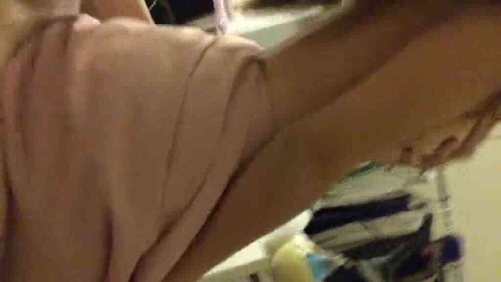 在宿舍和粉色淫蕩大奶女做愛,還一直要她淫叫~