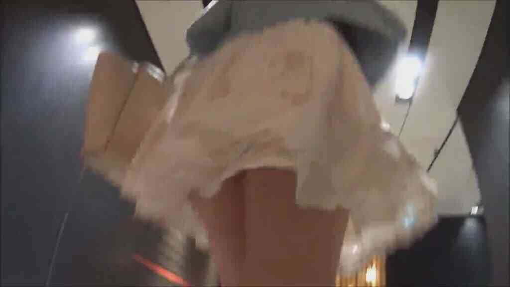 偷拍路邊正妹的裙底風光!一臉清純的她沒想到裙子裡面這麼騷!兩片肉讓我「雞昂」啊!