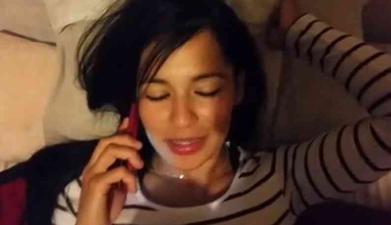 邊講電話邊趴趴,妹子忍不住喘氣…