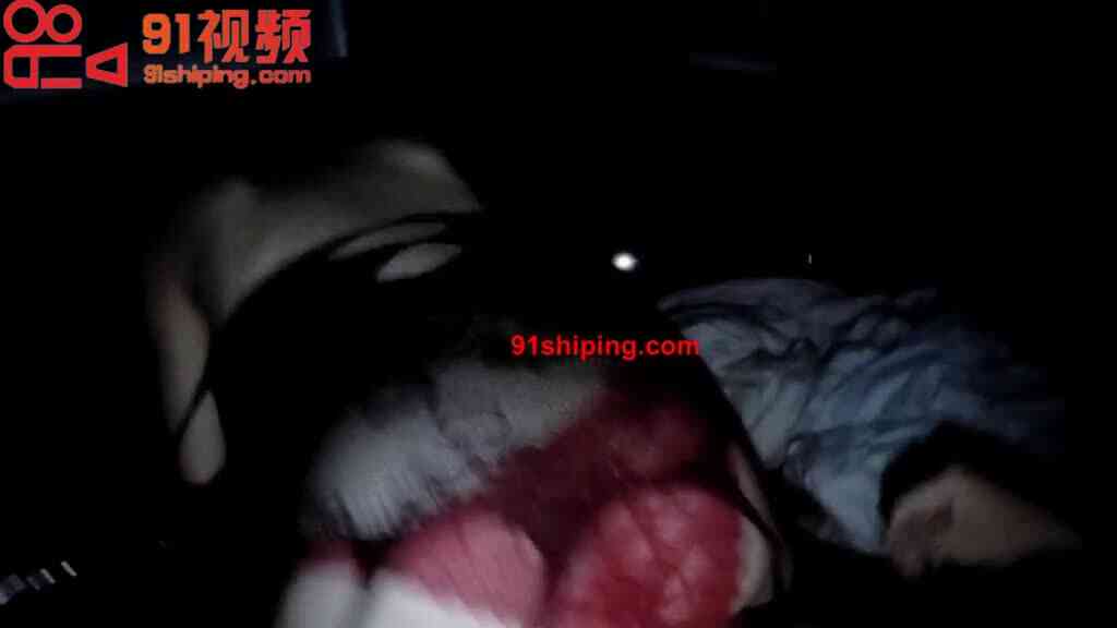 吃雞的混血美女,極品在黑暗中更顯得白皙搶眼