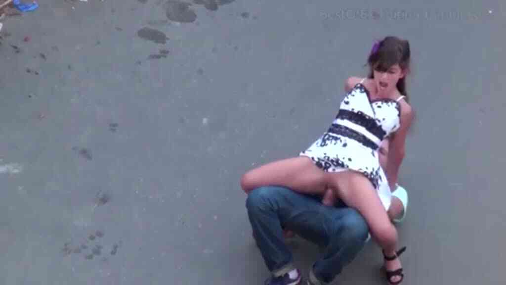 [歐美] 大冒險輸了？情侶大街上直接抽插起來！