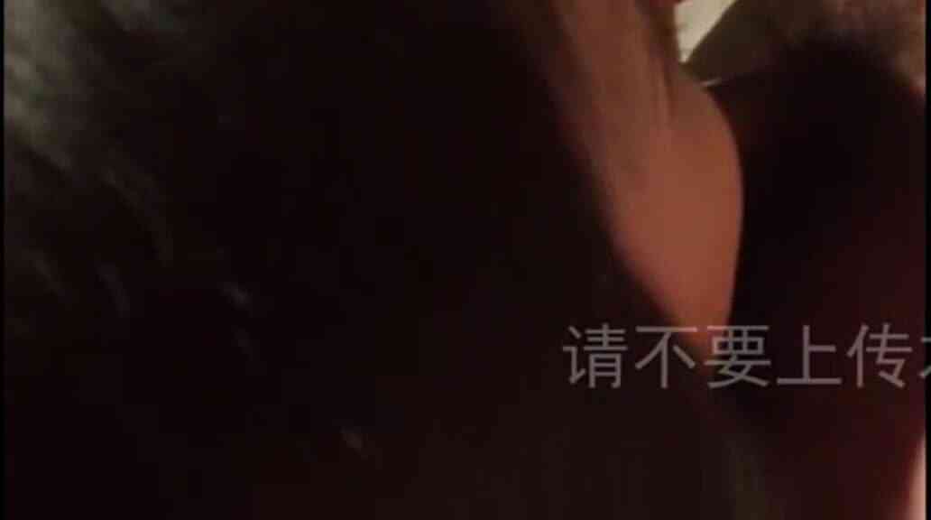 [不能只有我看到!] 紅衣小姐玩3P：你怎麼不帶避孕套，你有病啊？ 明明如此騷卻還會怕