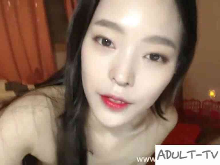 爆乳辣妹在鏡頭前抓著大奶晃不停!