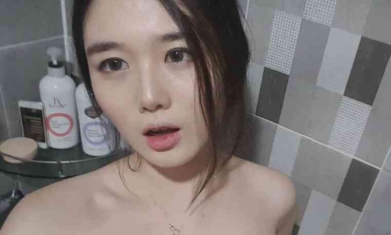[Korea] #1 正妹手機自拍洗澡畫面 還不忘摳一下小穴 流出蜜汁