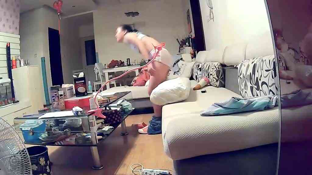 偷拍意淫已久隔壁母女!雖然生過孩子身材還是很可口啊…媽媽的好像比女兒大!