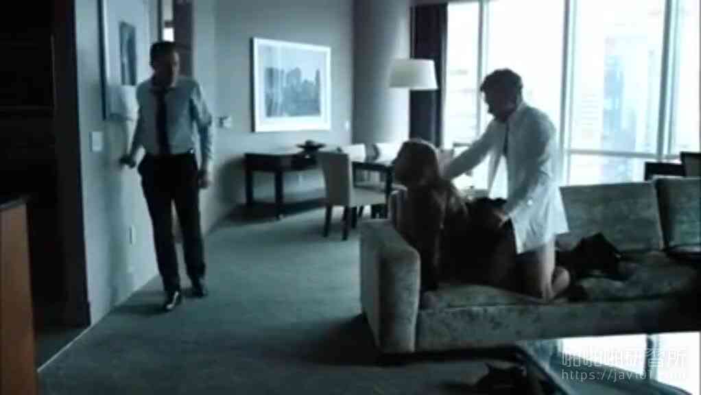 [歐美] 一走出門看到老婆被陌生男人插…不但不阻止還站在旁邊看！