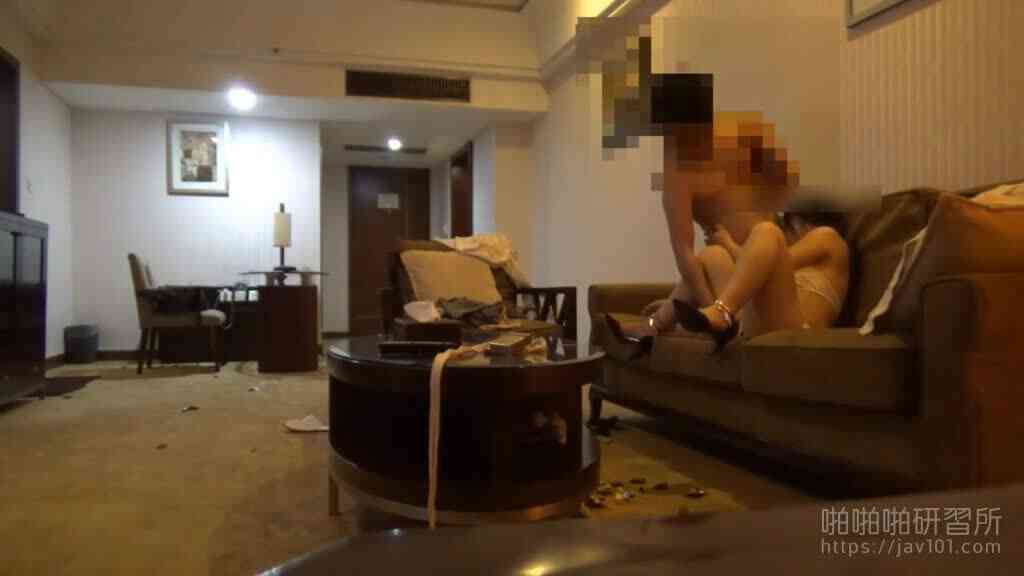 [JAV101本土精選!]師範學院的妹子在沙發上被幹成這模樣， 正側兩面加近景更明白 (側)