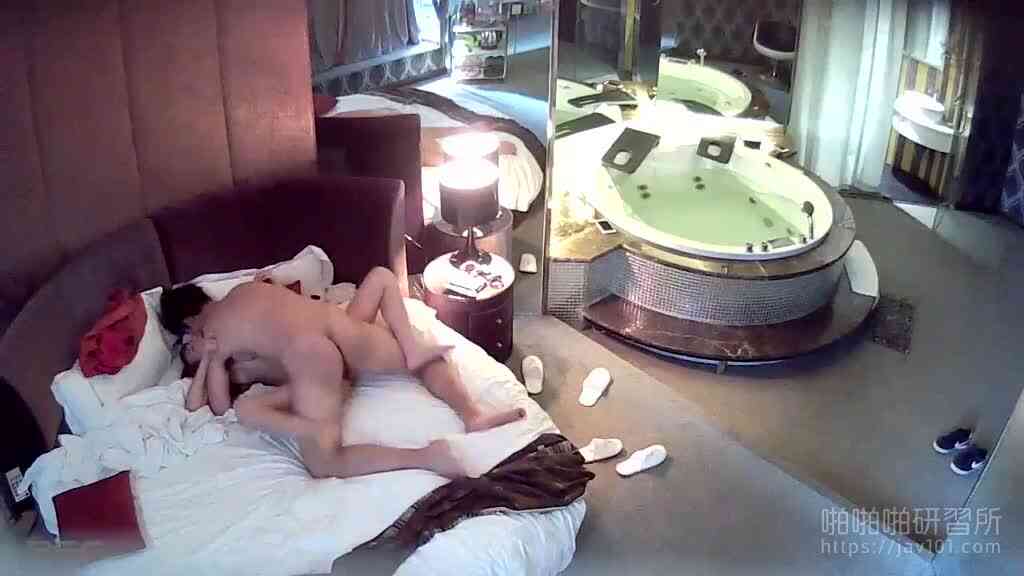 [JAV101精選偷拍!]在飢渴女人一開始都表現的含蓄，但一騎上去就像嗑藥搖到停不下來!