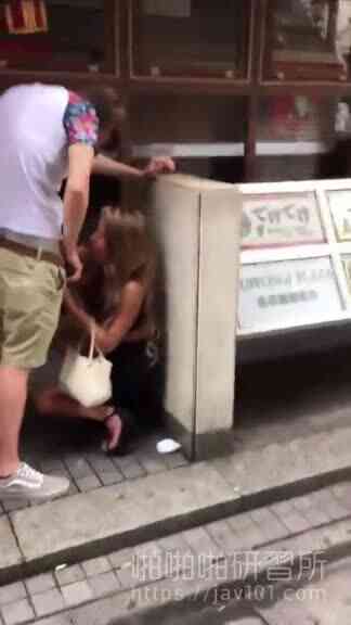 妹子在路邊吃棒棒被發現了還不停!硬要吃到全部出來為止