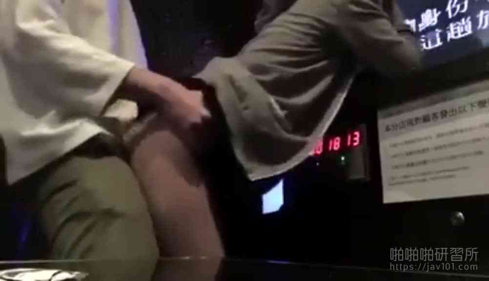 一邊唱著落花流水一邊「插到落花流水」?KTV慾火男女讓網友看到全興奮:記得開聲!