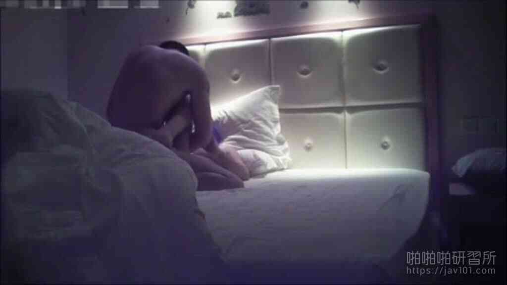 [JAV101精選偷拍!]唱KTV認識位騷妹， 黑色BRA下爆乳藏不住