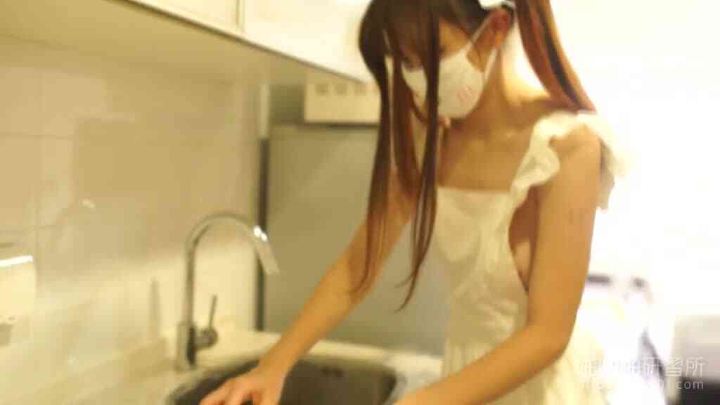 少女都愛拍這種系列?衣服要穿不穿三點若隱若現:必須撲倒調教2