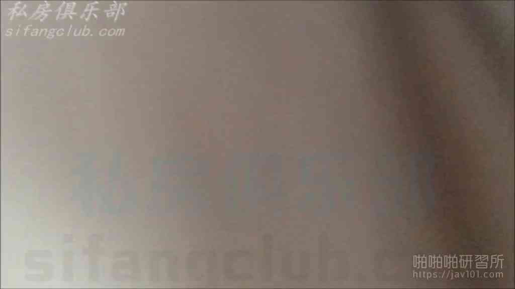 [JAV101精選合輯!]你旁邊是不是還有人阿? 真騷貨嘴巴吃著別人棒棒還唬弄在看電視