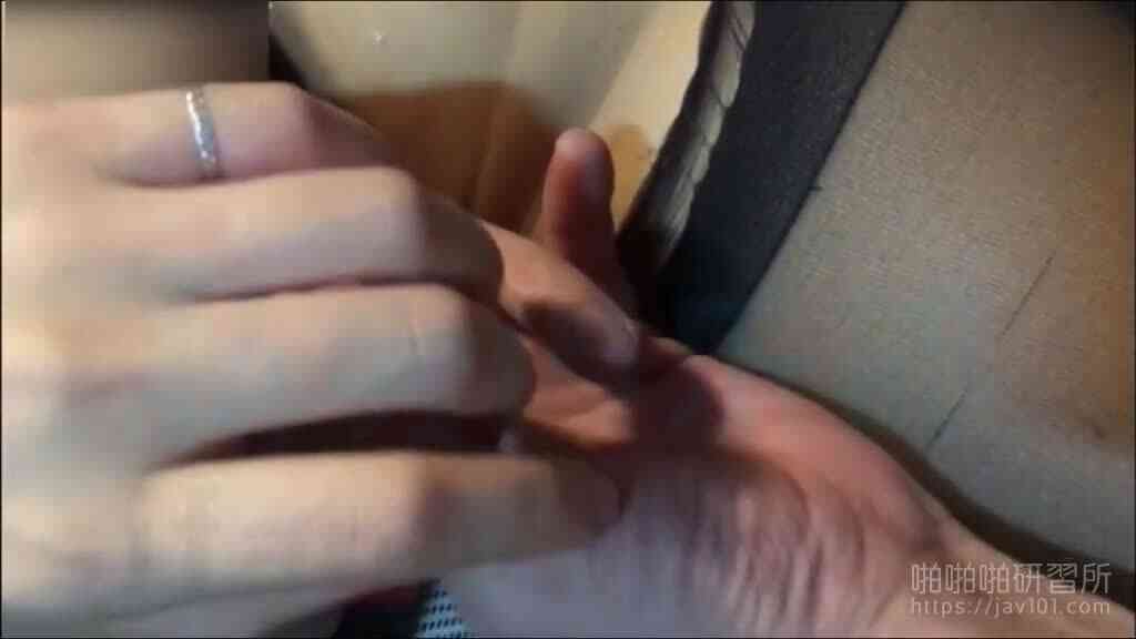 把長腿絲襪騷妹的逼逼玩到出水再狠狠插入!