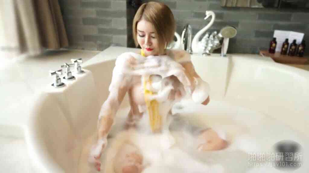 豪乳模特兒露出第三點！被攝影師用水槍激射一臉爽樣：等下可以用真槍射嗎？