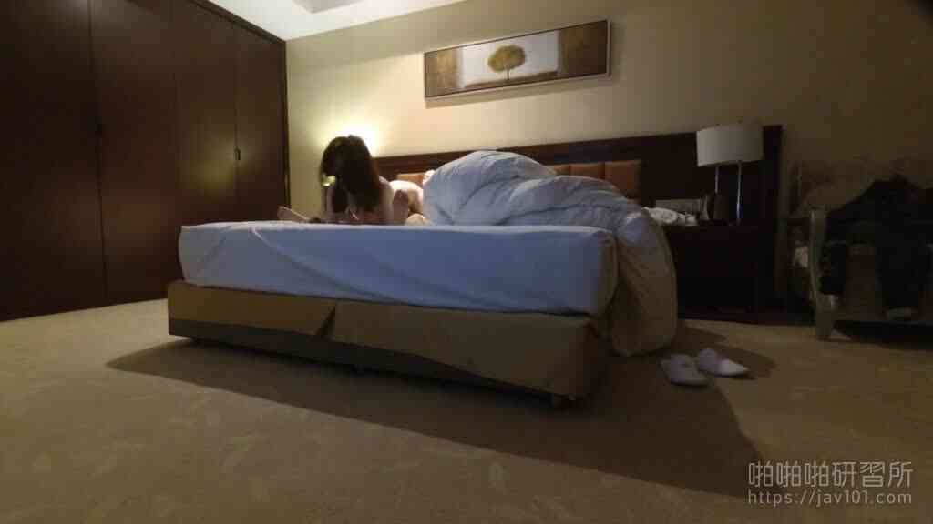 [JAV101本土精選!] 騷到骨子裡20歲極品美女:老公 幹我! 不停變換姿勢與她交合!