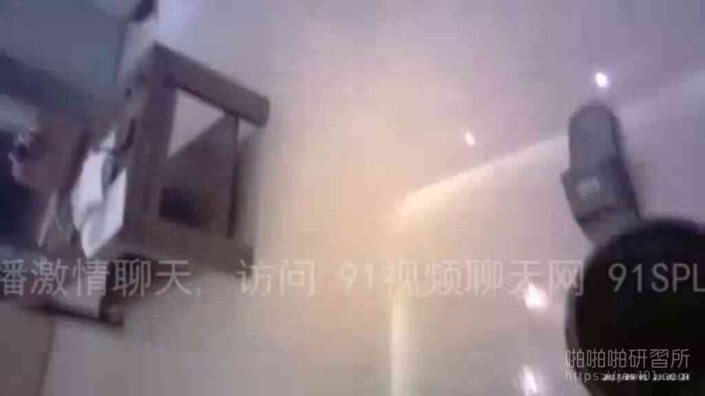 無敵賤男!幫朋友勾引自己老婆還躲起來偷看 吸太多嘴唇都腫了:play +1?