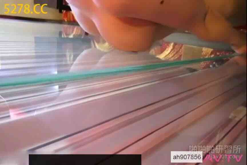 黑絲性感車模自己摸摸性慾就來了!脫下小褲之後小穴超水:自己捅一下求爽