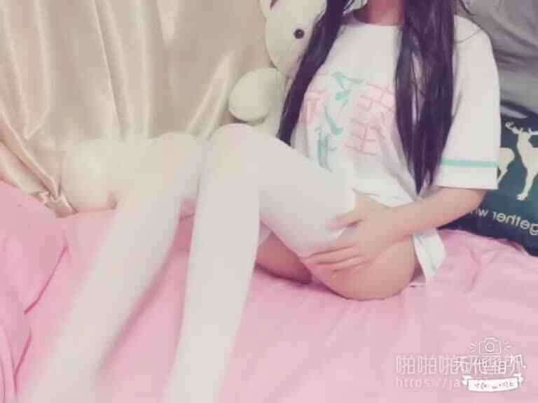 蘿莉粉少女VIP視頻-1~讓她一件一件慢慢脫~