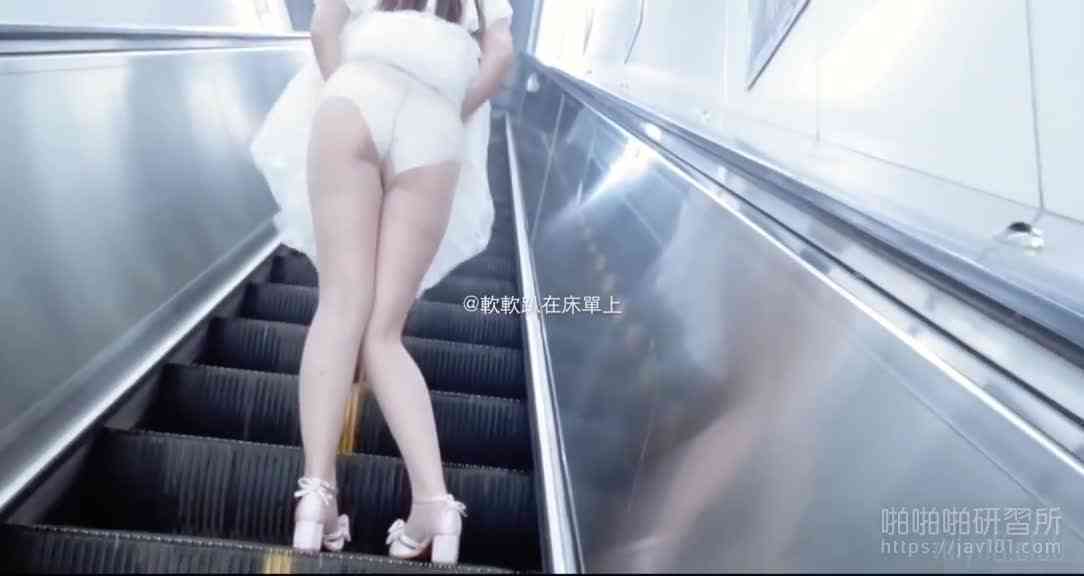 網紅就是要讓大家都看見! 從進站一路到車廂不停露出! (4)