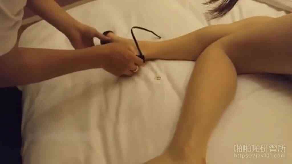 流出!嫩妹唱KTV被灌醉 慘遭兩男撿屍「爽玩黑海鮮」還留體毛紀念!