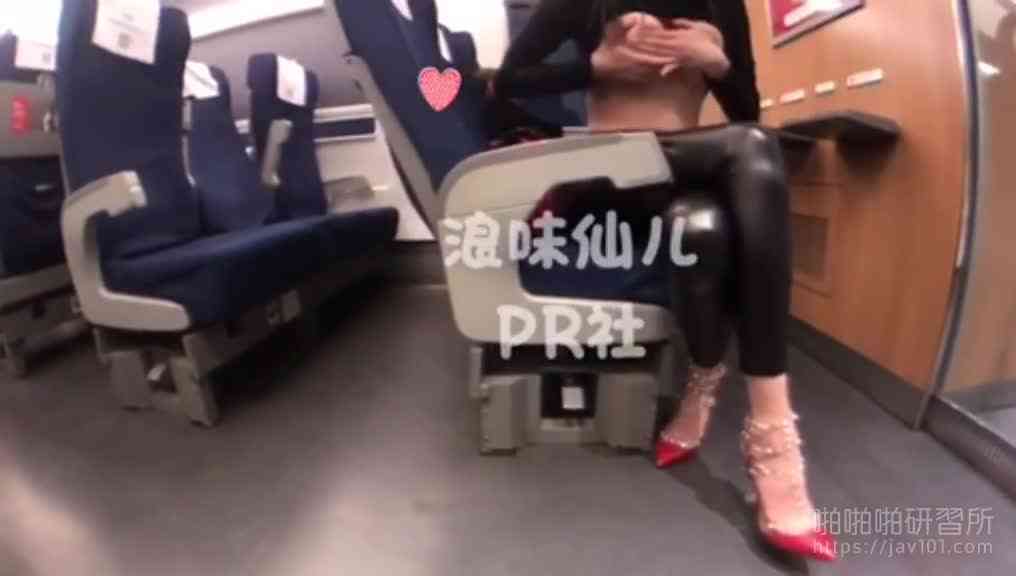 鹹濕返鄉!巨乳妹高鐵大方露出!隔壁男乘客嚇到不敢動:褲襠卻不聽使喚6