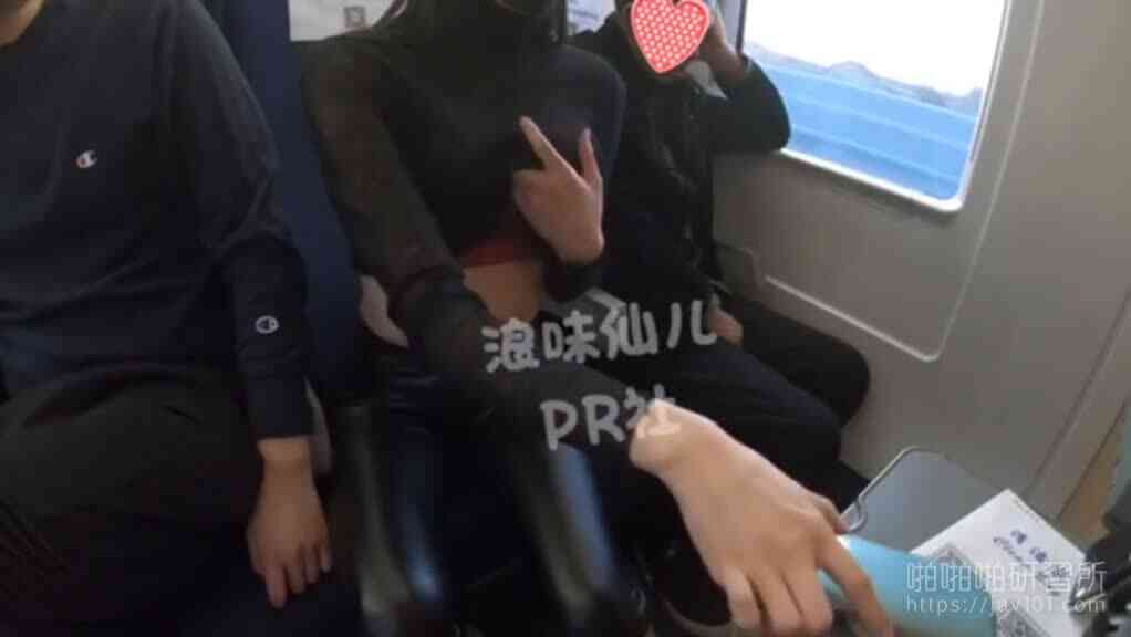 鹹濕返鄉!巨乳妹高鐵大方露出!隔壁男乘客嚇到不敢動:褲襠卻不聽使喚3
