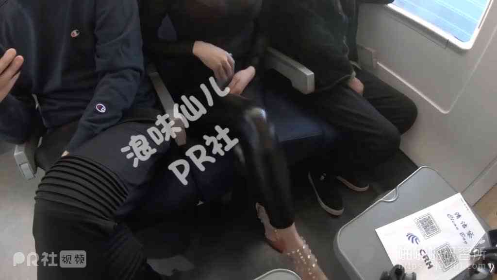 鹹濕返鄉!巨乳妹高鐵大方露出!隔壁男乘客嚇到不敢動:褲襠卻不聽使喚2