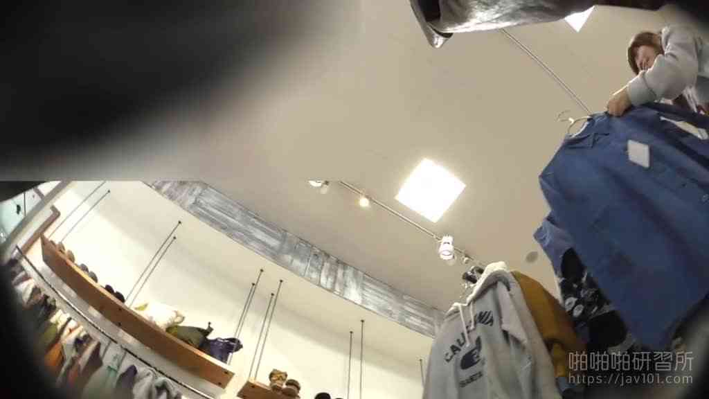 真‧偷拍神人!!假裝詢問熱心的店員 ,其實是想偷看內褲是甚麼花樣 23